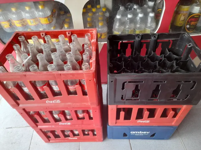 Caixas plásticas de refrigerante de 1litro e de Coca-Cola pequena