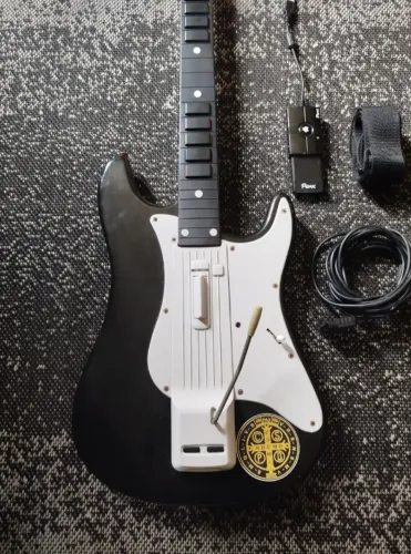 Guitarra em Madeira e Tamanho real ps2.ps3 e pc