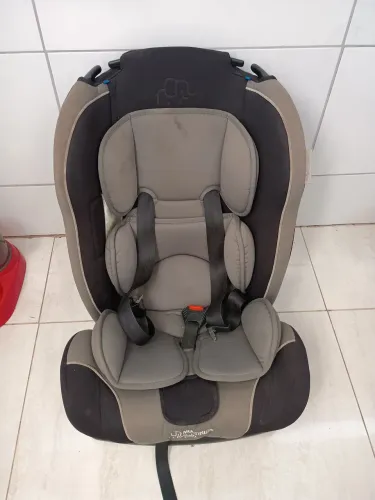 Cadeirinha infantil para carro.