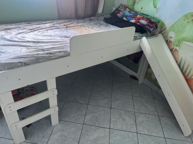 Cama com escorregador
