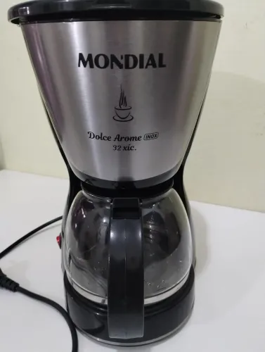 Cafeteira Dolce Arome inox 32 xíc. Precisa trocar a jarra que está quebrada e o coador.