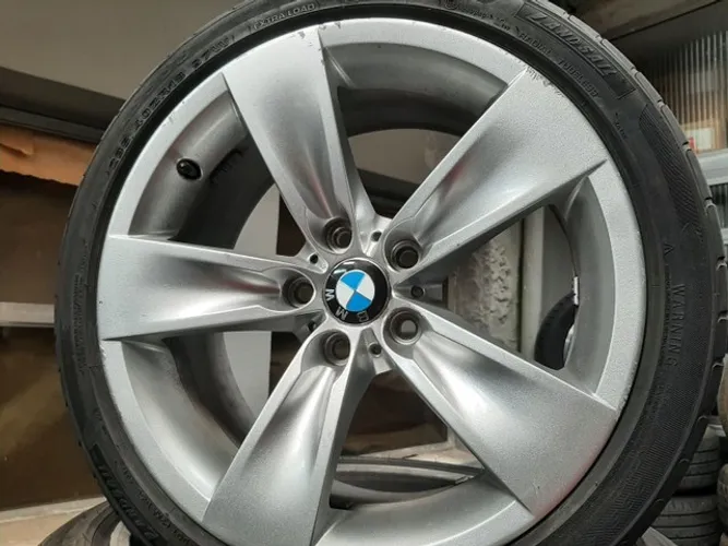 Roda aro 18 Bmw côncava duas talas prata 5x120 com Pneus 225 40 18 usados