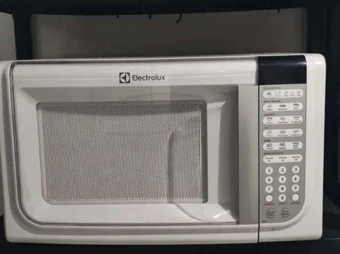 ? Oferta Especial! ?  - Microondas com garantia de três meses novissimo
