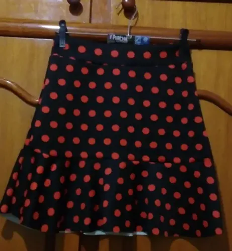 Saia preta com bolinhas vermelhas
