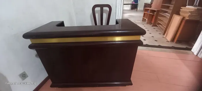Balcão de mogno maciço 