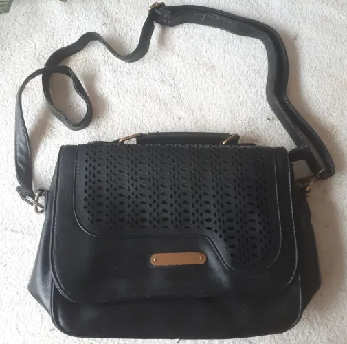 Bolsa de Ombro Feminina Preta com Detalhes em Metal