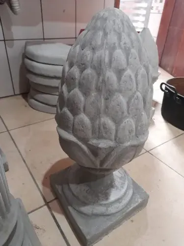 Pinha grande em cimento para decoração de fachadas  e colunas