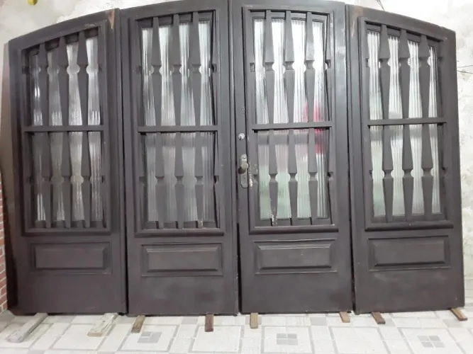 Porta de madeira maciça com vidro jateado - estilo colonial