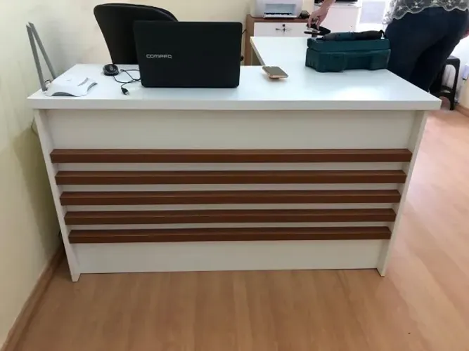 Mesa para escritorio em L ripada branco 