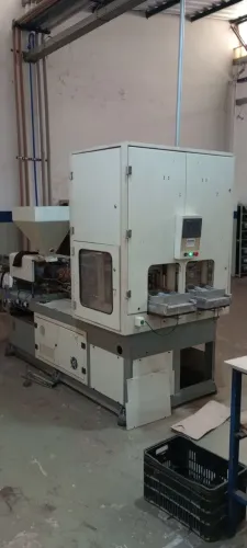 Máquina injetora vertical bicolor