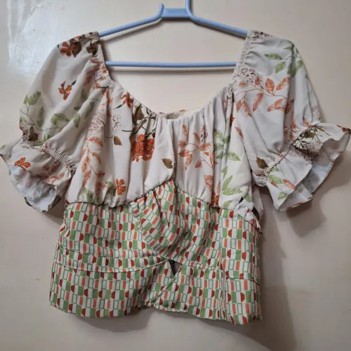 Blusa Feminina Floral com Detalhes