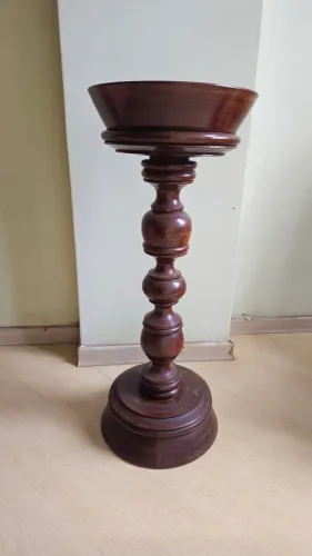 Pedestal de madeira maciça