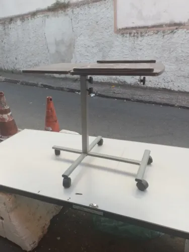 Mesa com rodinhas 