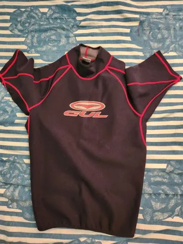 Roupa de mergulho e natação.
