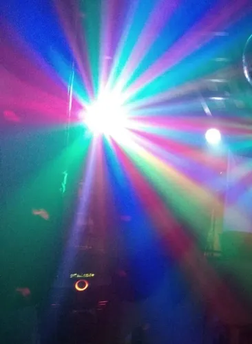 Projetor Raio de Sol em LED, com microfone para captação do áudio.