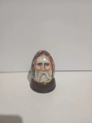 Peça decorativa formato de ovo desenho de um Papai Noel