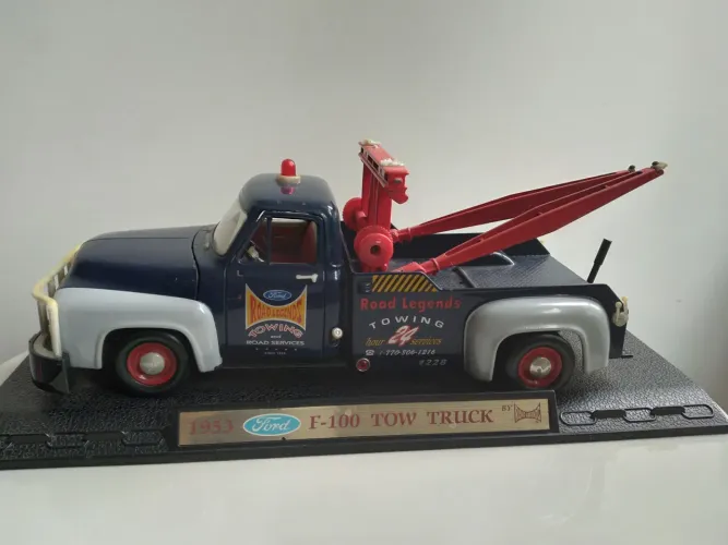 Miniatura Ford F-100 Tow Truck Road Legends