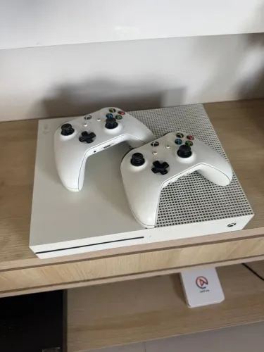 XBOX ONE S 500gb com 2 controles
