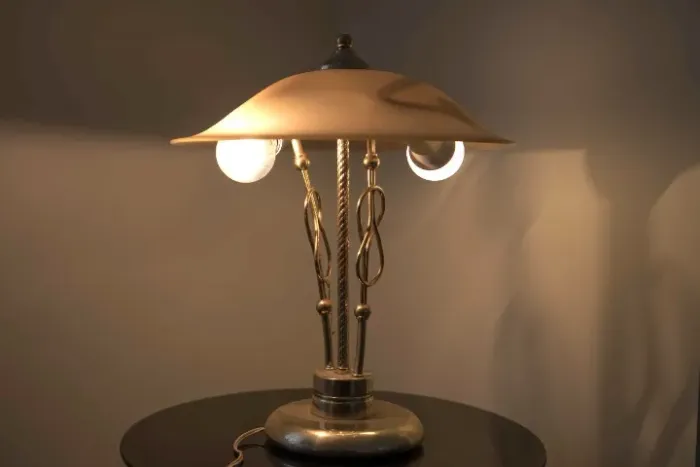 Luminária de mesa vintage/clássica em metal