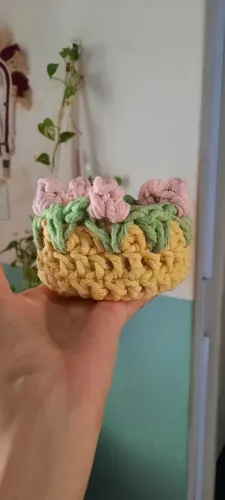 Cesto de Crochê Decorativo com Flores