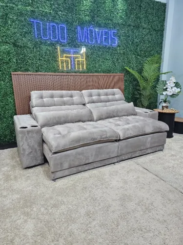 Sofá Retrátil Reclinável com Mega Pillowtop e Porta Copos