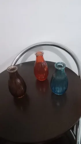 Trio de jarras de vidro coloridas
