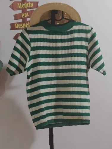 ELEGANTE E NATURAL Blusa listrada verde e branca