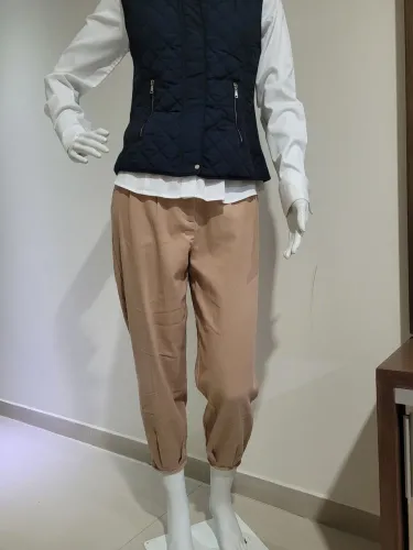 Calça Feminina Bege Elegante