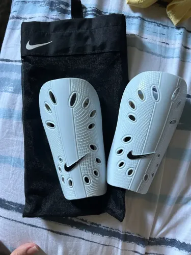 Caneleira de Futebol Nike $45