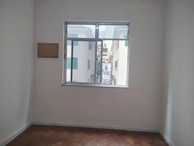 Sala, quarto, baheiro e cozinha.