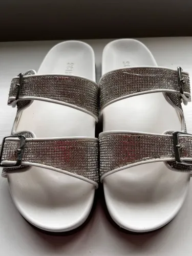 Sandália Schultz Cybelle Sporty, brancas com detalhes em strass