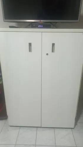 Armário branco com design moderno