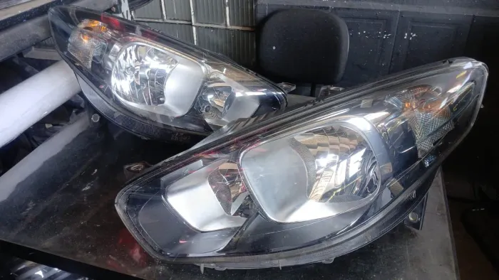 Par De Farol Máscara Negra Fiat Grand Siena 2012 A 2017 Original