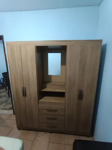 Guarda-Roupa com Espelho e Gavetas