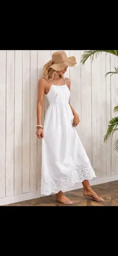Vestido branco longo com detalhes em renda
