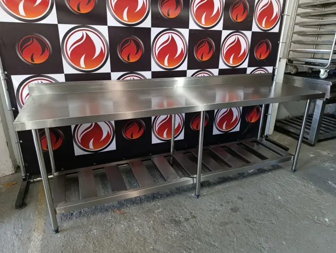 Mesa industrial toda no aço inox com espelho frontal & prateleira inferior vazada nova 