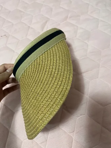 Visor de palha com faixa preta