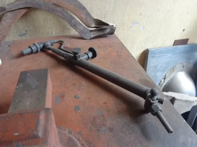maçarico antigo em metal 