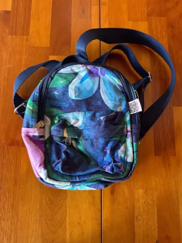 Mochila pequena floral **Upcycling Farm**