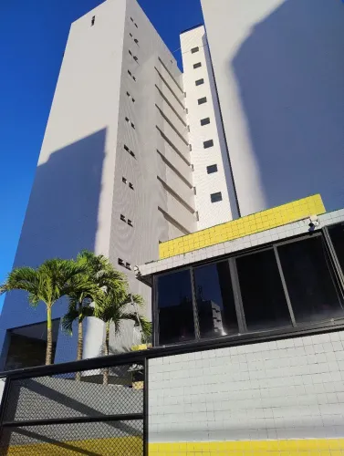 Alugo excelente quarto e sala mobiliado no coração da Ponta verde