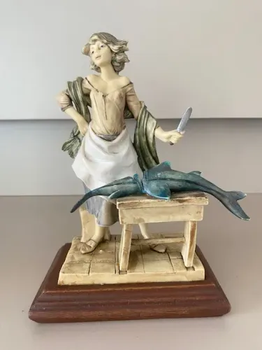 Estátua em resina italiana - mulher cortando peixe