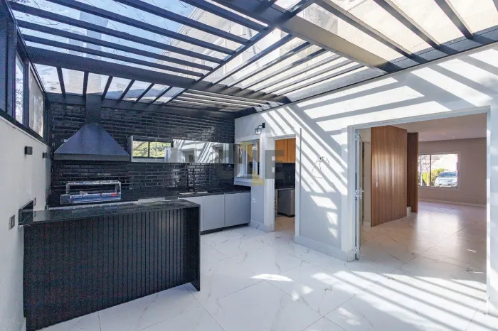 Casa com 3 dormitórios, sendo 1 suíte para venda na região Granja Viana - Cotia - SP