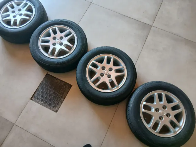 Vendo rodas com pneus aro 14 Fiat