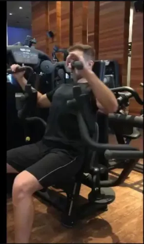 Aparelho de musculação para peito