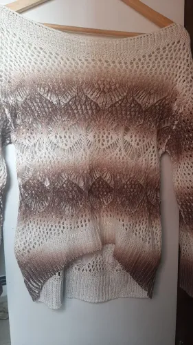 Blusa de crochê branca e marrom