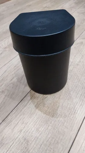 Lixeira de Cozinha Preta com Tampa - Elegância e Praticidade