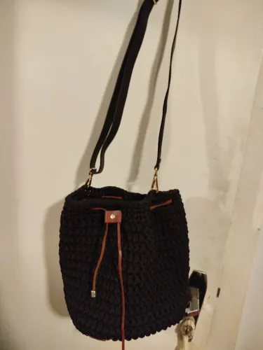 Bolsa de ombro preta artesanal