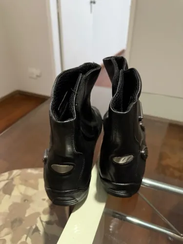 Botas de Couro Preto - Estilo e Conforto