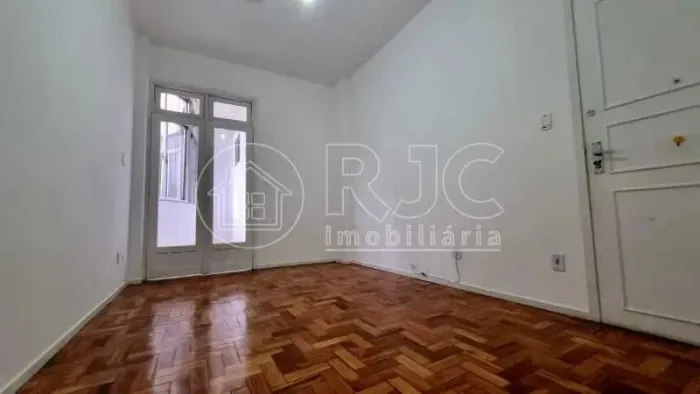 GRAJAU ! COLADO AO CLUBE DA LIGHT, VAZIO 2 QTS COM VARANDINHA INTERNA