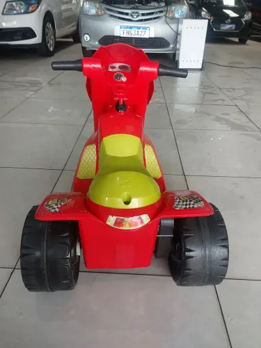 Moto elétrica infantil tem que trocar bateria